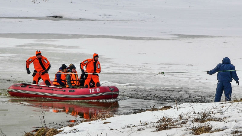 Rescuers Moscow reminded citizens of the danger of falling through the ice 